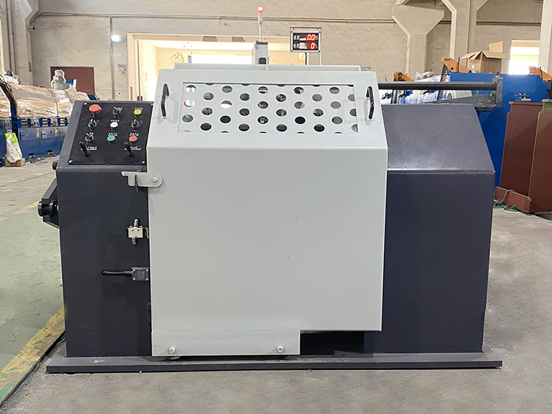 كيف تتعامل آلة رفع البكرات مع الاختلافات في سمك المادة أو كثافتها، وهل تتمتع بالمرونة اللازمة لضبط شد اللف وفقًا لذلك؟