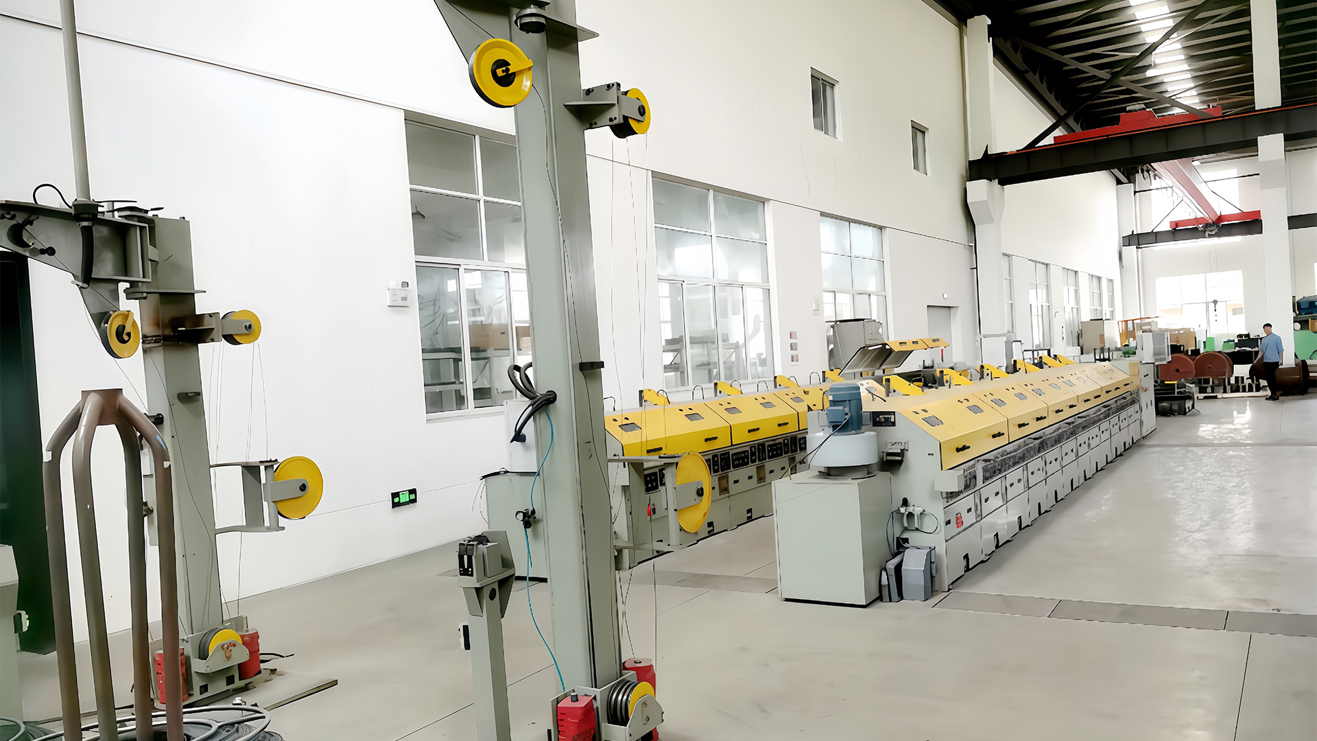 كيف تحافظ آلة دفع الأسلاك على التحكم في التوتر لمنع تمدد الأسلاك أو تشوهها أثناء الدفع؟