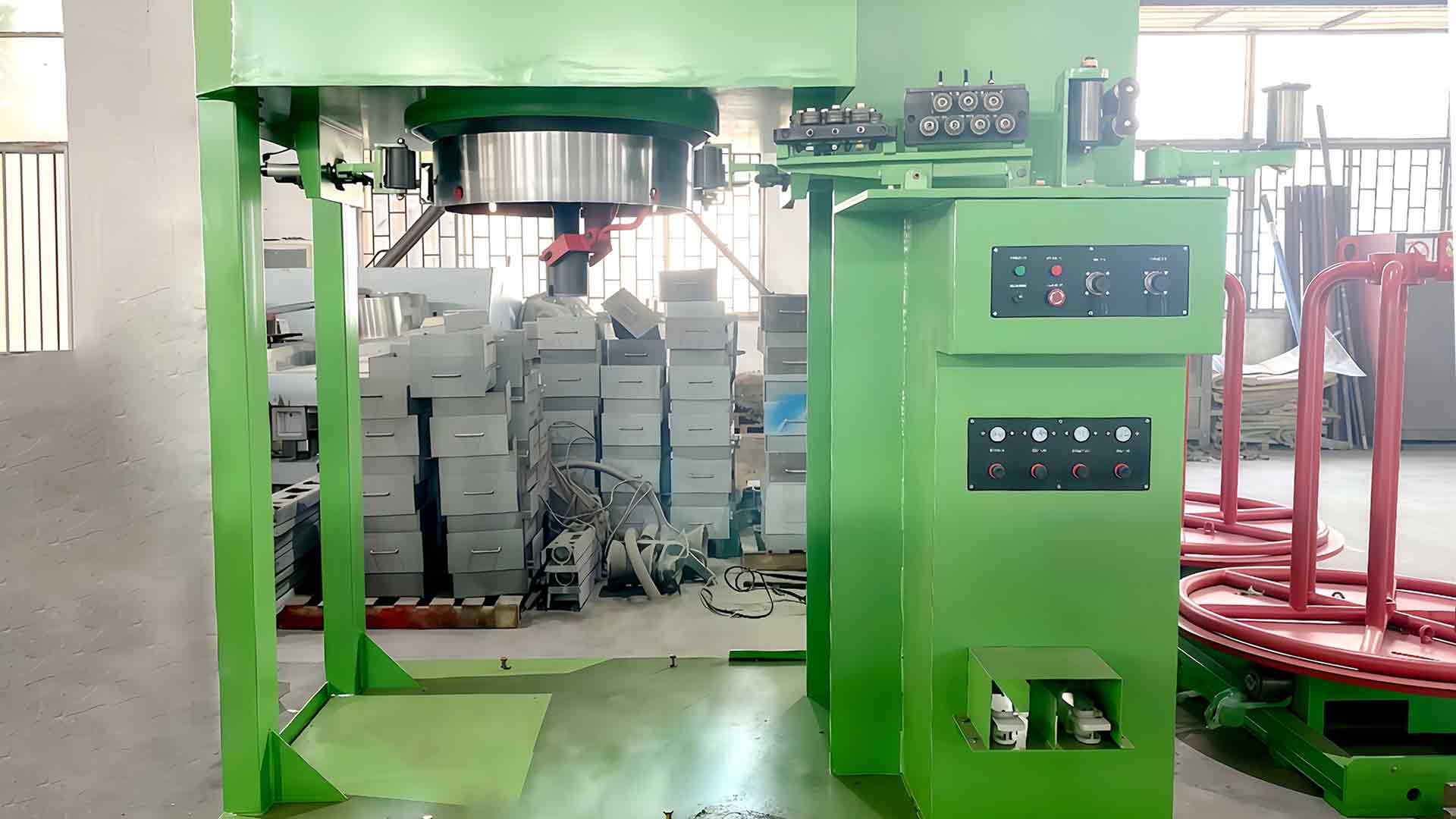 كيف تتعامل آلة سحب الأسلاك بخزان المياه مع عيوب سطح السلك مثل الخدوش أو الأكسدة أو الشقوق الصغيرة أثناء عملية السحب؟