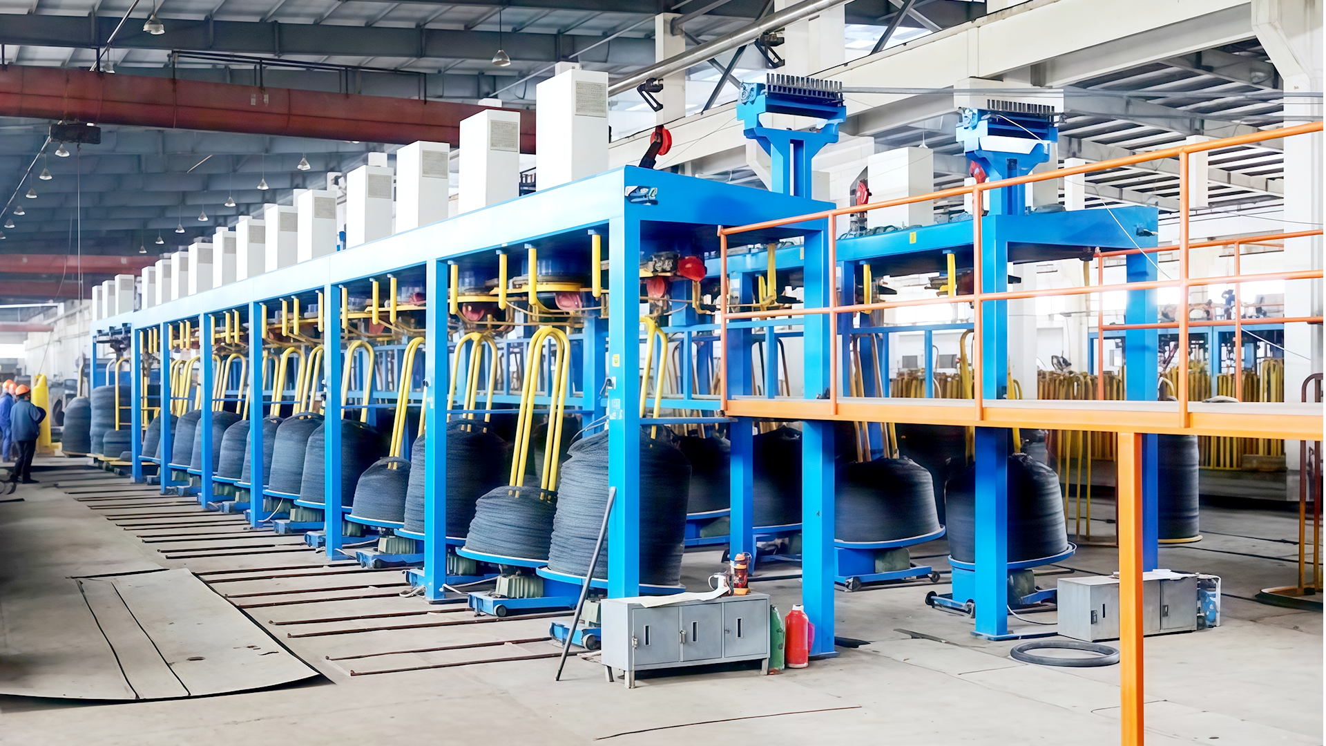 كيف تضمن آلة رفع الأسلاك توترًا موحدًا أثناء عملية لف الأسلاك؟