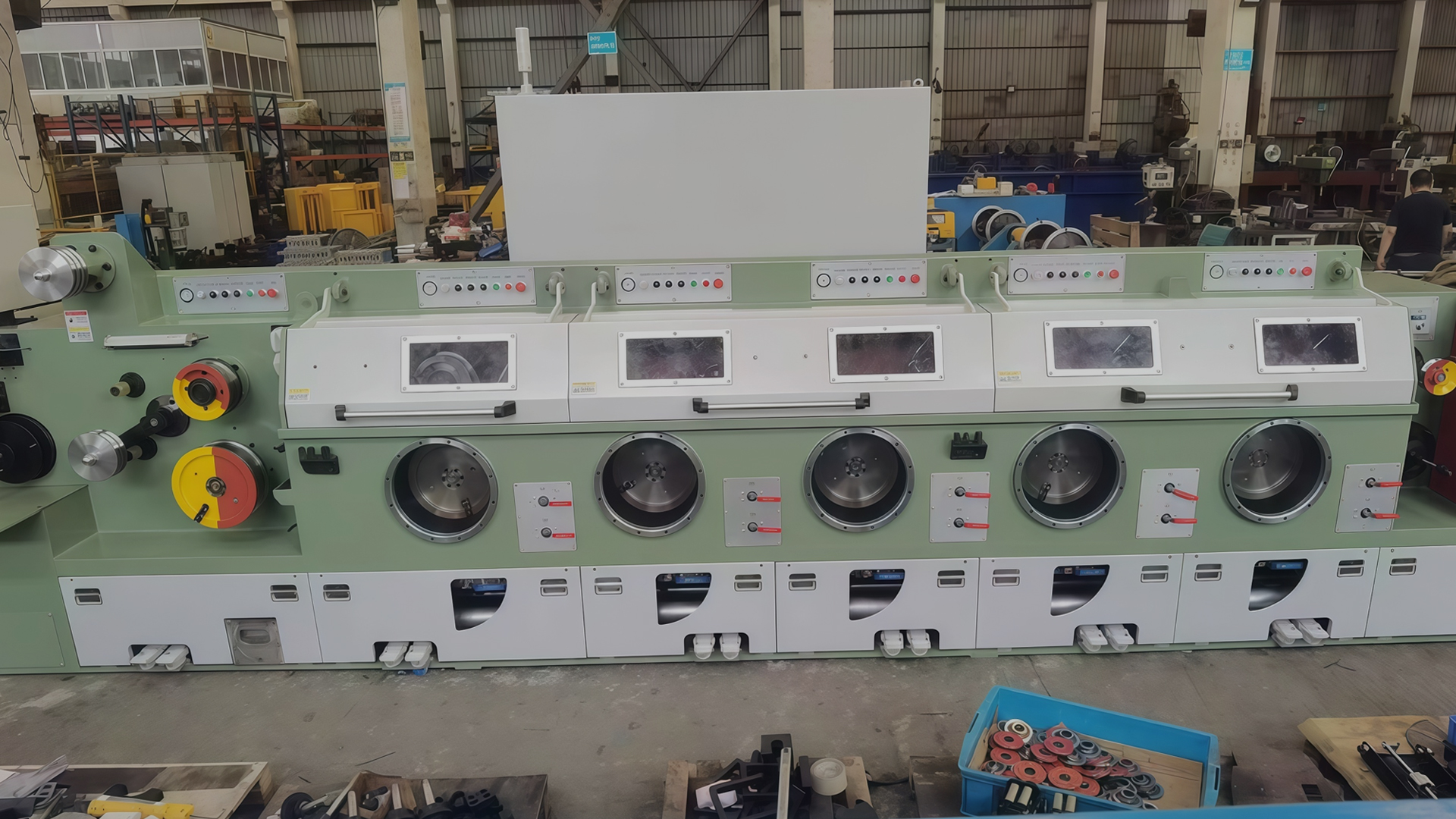 كيف تحسن التقدم في التكنولوجيا ، مثل عناصر التحكم في الكمبيوتر وأجهزة الاستشعار ، من أداء آلات صنع الأظافر الحديثة؟